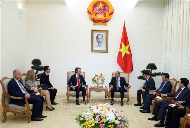 Photo: PM Xuan Phuc (R) and Head of the EU delegation to Vietnam, Ambassador Pier Giorgio Aliberti. VNA Photo: Thống Nhất 