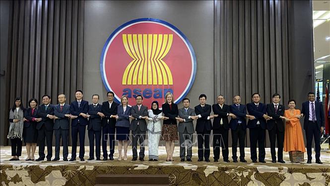 Trong ảnh: Đại sứ các nước thành viên Cấp cao Đông Á (EAS) tham dự cuộc họp. Ảnh: Hữu Chiến - P/v TTXVN tại Jakarta
