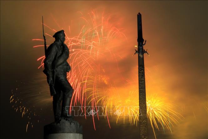 Trong ảnh: Pháo hoa chào mừng 75 năm giải phóng Budapest khỏi sự chiếm đóng của quân đội phát-xít Đức. Ảnh: Trần Hiếu - Pv TTXVN tại LB Nga