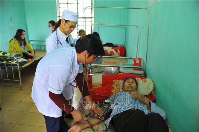 Trong ảnh: Bác sĩ bệnh viện tâm thần tỉnh Ninh Bình khám chữa bệnh cho bệnh nhân. Ảnh: Minh Đức - TTXVN