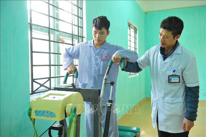 Trong ảnh: Bác sĩ bệnh viện tâm thần tỉnh Ninh Bình hướng dẫn tập thể dục cho bệnh nhân nhằm mang lại hiệu quả cao nhất cho sức khỏe. Ảnh: Minh Đức - TTXVN