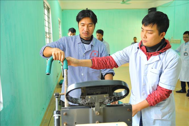 Trong ảnh: Bác sĩ bệnh viện tâm thần tỉnh Ninh Bình hướng dẫn tập thể dục cho bệnh nhân nhằm mang lại hiệu quả cao nhất cho sức khỏe. Ảnh: Minh Đức - TTXVN