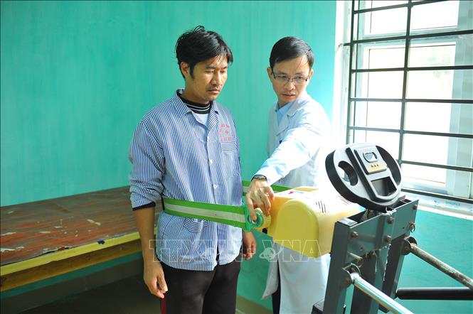 Trong ảnh: Bác sĩ bệnh viện tâm thần tỉnh Ninh Bình hướng dẫn tập thể dục cho bệnh nhân nhằm mang lại hiệu quả cao nhất cho sức khỏe. Ảnh: Minh Đức - TTXVN
