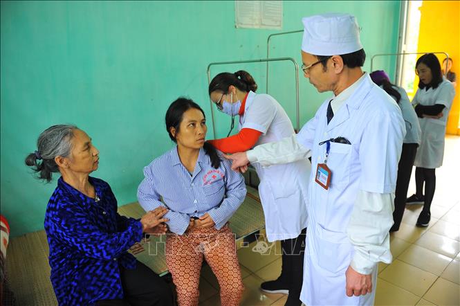 Trong ảnh: Bác sĩ bệnh viện tâm thần tỉnh Ninh Bình khám chữa bệnh cho bệnh nhân. Ảnh: Minh Đức - TTXVN