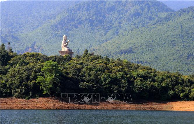 Photo: The Shakyamuni Buddha Statue infront of the monastery. VNA Photo: Hồ Cầu