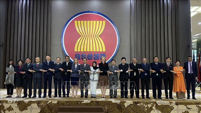 Photo: Ambassadors of EAS member countries pose for photo. VNA Photo: Hữu Chiến