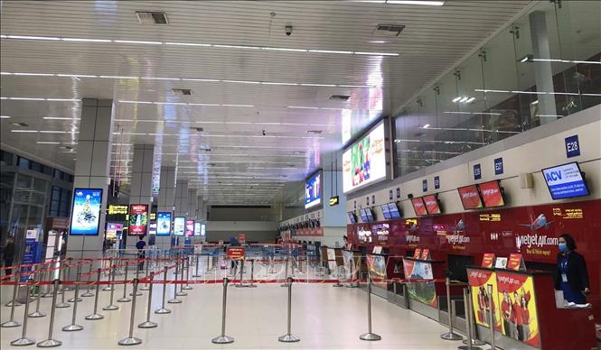 Trong ảnh: Hình ảnh thường thấy tại sân bay quốc tế Nội Bài giữa mùa dịch COVID-19 (ảnh chụp sáng 14/2/2020). Ảnh: Nhật Anh - TTXVN