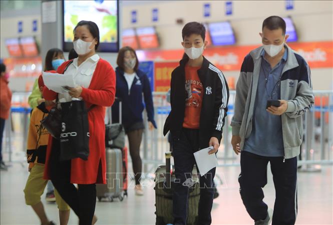 Trong ảnh: Hành khách sử dụng khẩu trang phòng chống dịch bệnh khi tham gia các phương tiện công cộng tại sân bay quốc tế Nội Bài (ảnh chụp sáng 14/2/2020) . Ảnh: Nhật Anh - TTXVN