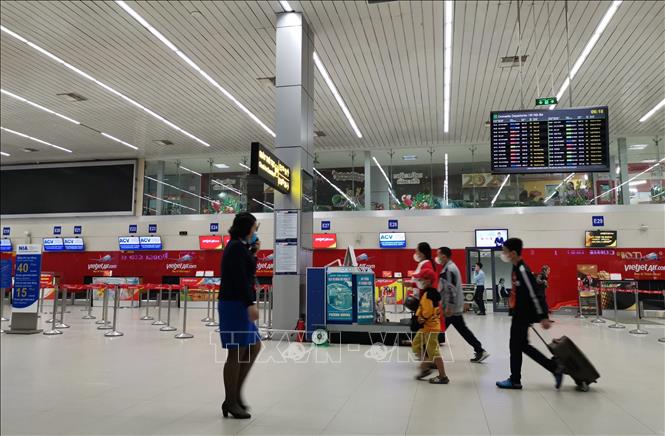 Trong ảnh: Sân bay quốc tế Nội Bài lác đác vài nhóm hành khách. (ảnh chụp sáng 14/2/2020) . Ảnh: Nhật Anh - TTXVN