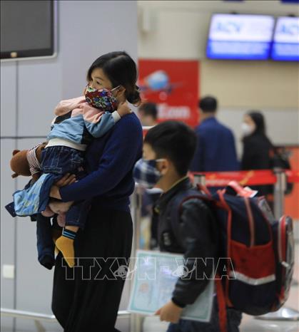 Trong ảnh: Hành khách sử dụng khẩu trang phòng chống dịch bệnh khi tham gia các phương tiện công cộng tại sân bay quốc tế Nội Bài (ảnh chụp sáng 14/2/2020). Ảnh: Nhật Anh - TTXVN
