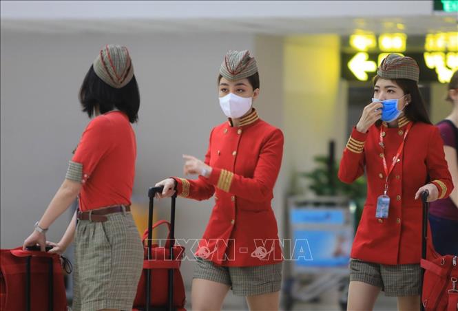 Trong ảnh: Phi hành đoàn của Vietjet Air trong mùa dịch COVID-19 (ảnh chụp sáng 14/2/2020) . Ảnh: Nhật Anh - TTXVN