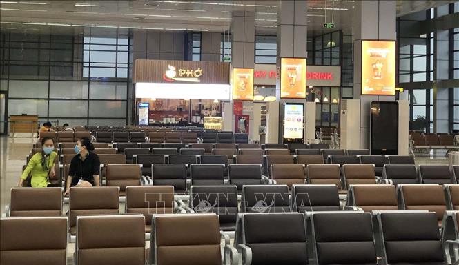 Trong ảnh: Hình ảnh thường thấy tại sân bay quốc tế Nội Bài giữa mùa dịch COVID-19 (ảnh chụp sáng 14/2/2020) . Ảnh: Nhật Anh - TTXVN