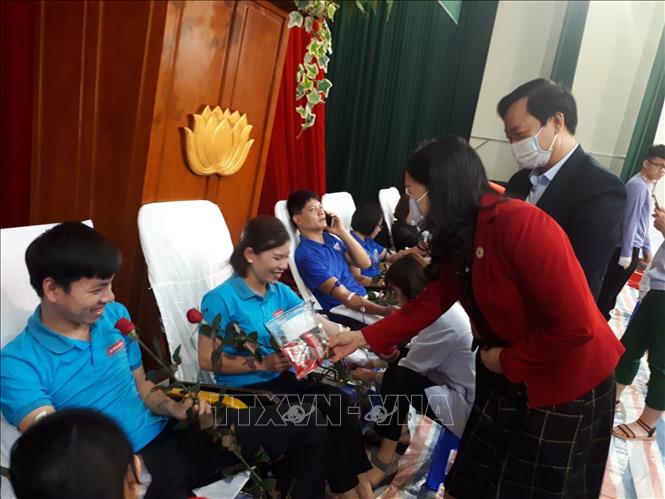 Trong ảnh: Nhiều cặp đôi tham gia hiến máu tại chương trình. Ảnh: Khiếu Tư - TTXVN