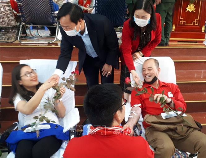 Trong ảnh: Đại diện Ban tổ chức chương trình động viên các cặp đôi tham gia hiến máu. Ảnh: Khiếu Tư - TTXVN