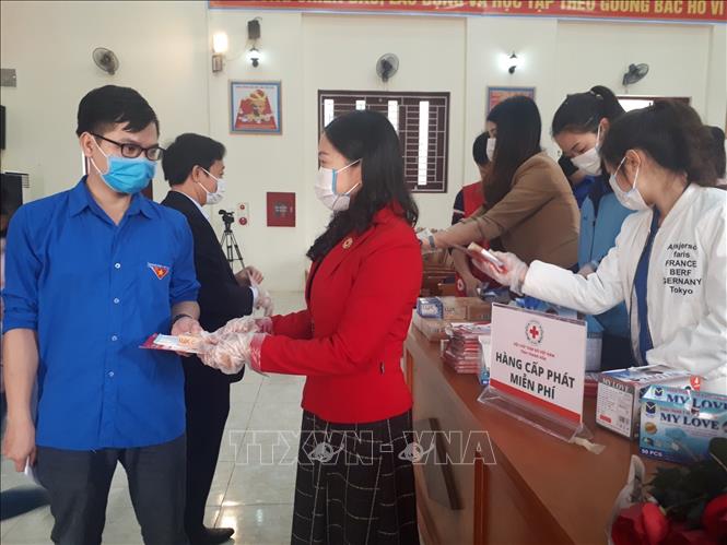 Trong ảnh: Phát miễn phí khẩu trang y tế, nước rửa tay sát khuẩn cho những người tham gia hiến máu. Ảnh: Khiếu Tư - TTXVN
