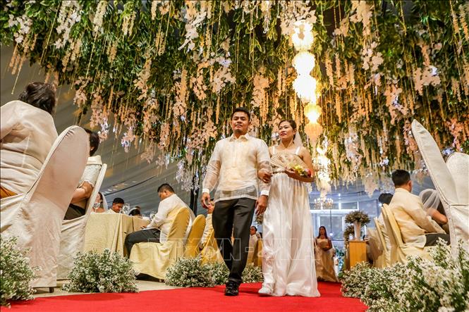 Trong ảnh: Các cặp đôi tham gia lễ cưới tập thể ở Manila, Philippines, ngày 14/2/2020. Ảnh: THX/ TTXVN
