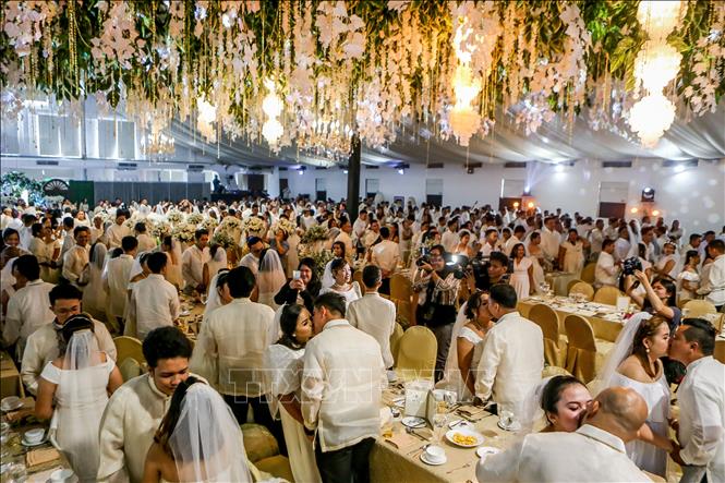 Trong ảnh: Các cặp đôi tham gia lễ cưới tập thể ở Manila, Philippines, ngày 14/2/2020. Ảnh: THX/ TTXVN