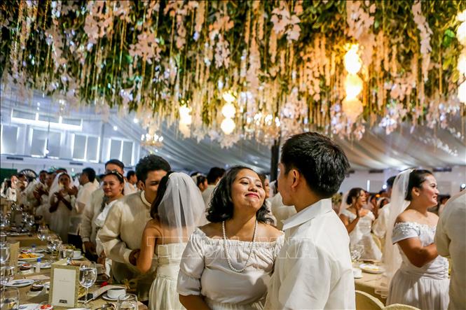 Trong ảnh: Các cặp đôi tham gia lễ cưới tập thể ở Manila, Philippines, ngày 14/2/2020. Ảnh: THX/ TTXVN