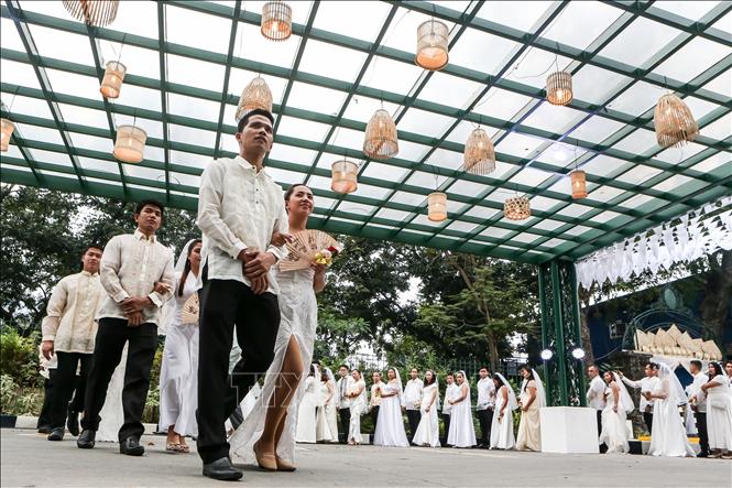 Trong ảnh: Các cặp đôi tham gia lễ cưới tập thể ở Manila, Philippines, ngày 14/2/2020. Ảnh: THX/ TTXVN