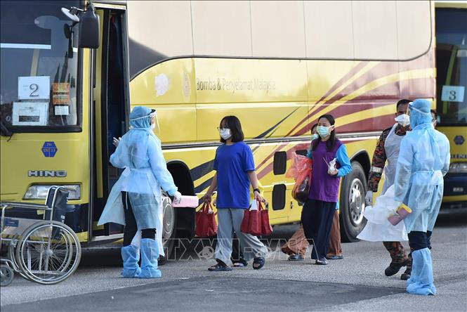 Trong ảnh: Nhân viên y tế Malaysia đón các công dân nước này được sơ tán từ Vũ Hán, Trung Quốc, tâm điểm của dịch viêm đường hô hấp cấp COVID-19, về tới sân bay quốc tế Kuala Lumpur ngày 4/2/2020. Ảnh: AFP/TTXVN