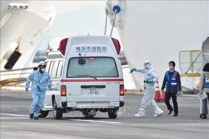Trong ảnh: Nhân viên y tế làm nhiệm vụ gần du thuyền Diamond Princess tại cảng Yokohama, Nhật Bản ngày 7/2/2020. Ảnh: AFP/TTXVN