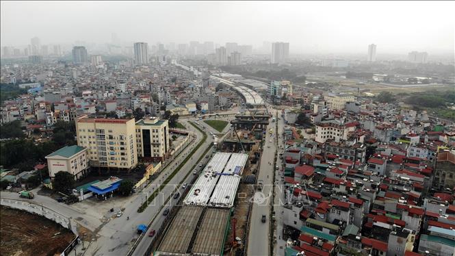 Trong ảnh: Tuyến đường vành đai 3 trên cao chạy dọc theo dải phân cách giữa của đường Pham Văn Đồng mở rộng. Ảnh: Danh Lam - TTXVN