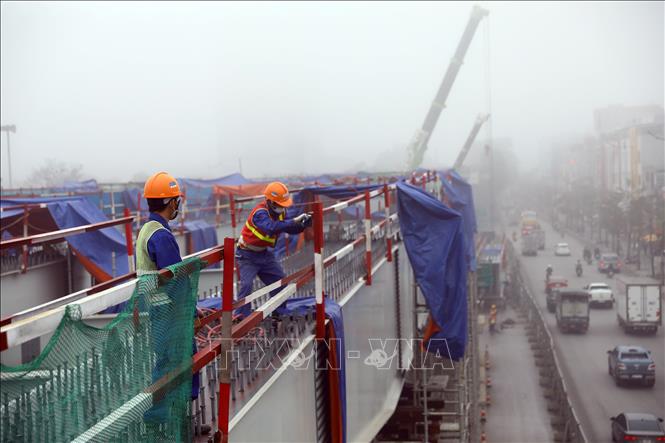 Trong ảnh: Công nhân đang lắp dựng lan can tại khu vực cầu thép. Ảnh: Huy Hùng - TTXVN