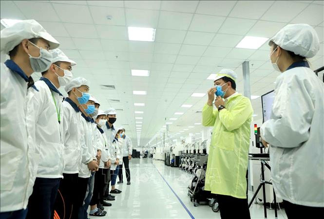 Trong ảnh: Công ty TNHH Compal Việt Nam trong khu công nghiệp Bá Thiện 1 (huyện Bình Xuyên) hướng dẫn cho công nhân đeo khẩu trang đúng cách để phòng dịch COVID- 19. Ảnh: Hoàng Hùng - TTXVN