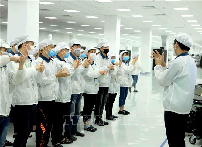 Trong ảnh: Công ty TNHH Compal Việt Nam trong khu công nghiệp Bá Thiện 1 (huyện Bình Xuyên) hướng dẫn cho công nhân rửa tay bằng dung dịch sát khuẩn đúng cách. Ảnh: Hoàng Hùng - TTXVN