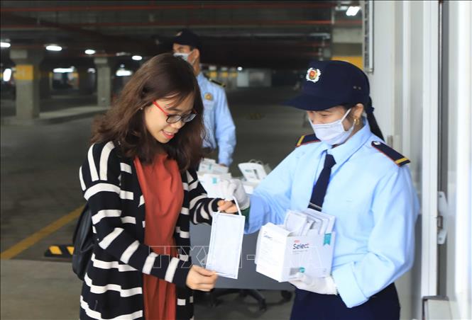 Trong ảnh: Công ty TNHH sản xuất hàng may mặc Việt Nam (TAL) trong khu công nghiệp Bá Thiện 2 (huyện Bình Xuyên) cung cấp trên 4000 khẩu trang mỗi ngày cho hơn 3500 công nhân cùng đội ngũ chuyên gia, cán bộ. Ảnh: Hoàng Hùng - TTXVN
