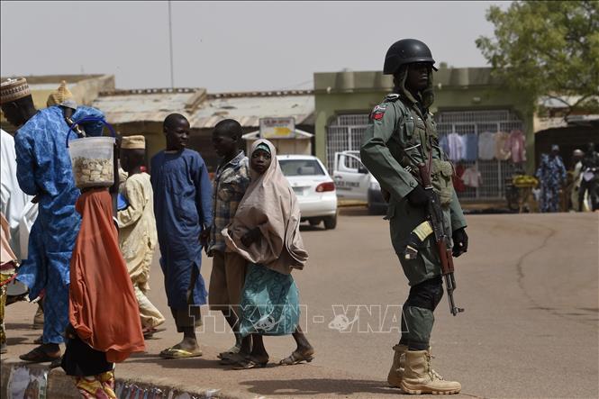 Trong ảnh (tư liệu): Cảnh sát gác tại khu vực Daura, bang Katsina, tây bắc Nigeria. Ảnh: AFP/TTXVN