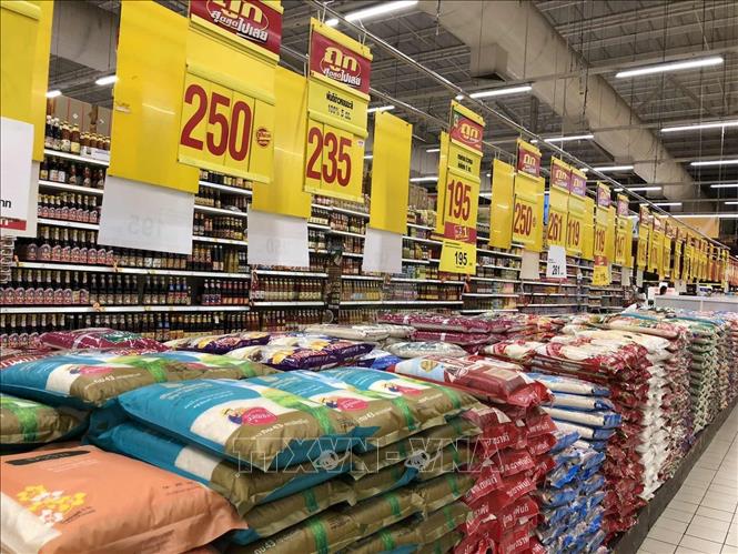 Trong ảnh: Nhiều chủng loại gạo với mẫu mã đa dạng được bày bán trong siêu thị tại Bangkok. Ảnh: Ngọc Quang – PV TTXVN tại Thái Lan