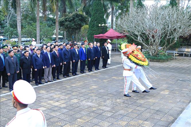 Trong ảnh: Thường trực Tỉnh ủy, Đoàn Đại biểu Quốc hội, HĐND, UBND tỉnh Hà Giang cùng các sở, ban, ngành của tỉnh và huyện Vị Xuyên đến dâng hương, dâng hoa tại Nghĩa trang Liệt sĩ Quốc gia Vị Xuyên (ngày 21/1/2020). Ảnh: Minh Tâm-TTXVN