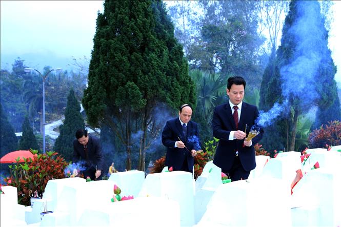Trong ảnh: Lãnh đạo tỉnh Hà Giang thắp hương các phần mộ các liệt sỹ tại Nghĩa trang Liệt sỹ Quốc gia Vị Xuyên (ngày 21/1/2020). Ảnh: Minh Tâm-TTXVN