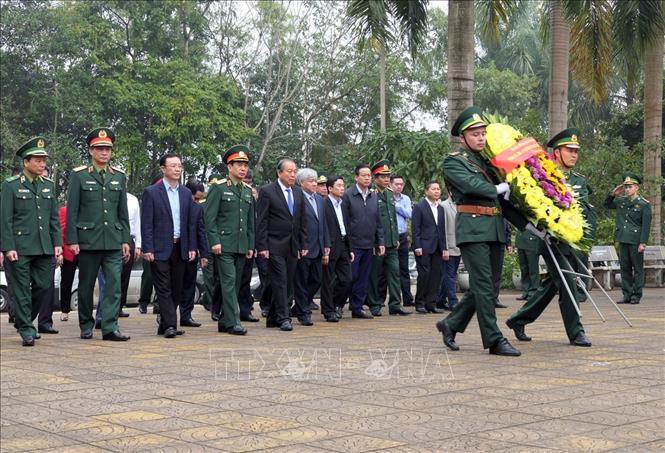 Trong ảnh: Phó Thủ tướng Thường trực Chính phủ Trương Hòa Bình cùng đoàn đại biểu dâng hương, hoa viếng các Anh hùng, liệt sỹ tại Nghĩa trang Liệt sỹ Quốc gia Vị Xuyên (ngày 5/1/2020). Ảnh: Minh Tâm-TTXVN

