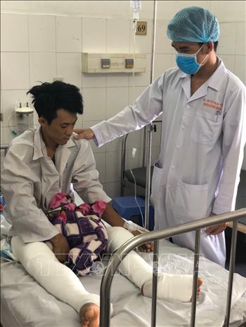 Trong ảnh: Bác sĩ thăm khám cho bệnh nhân sau phẫu thuật. Ảnh:TTXVN phát