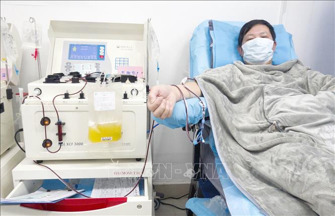 Trong ảnh: Bệnh nhân nhiễm COVID-19 hiến huyết tương sau khi được điều trị khỏi bệnh, tại Trung tâm hiến máu Vũ Hán, tỉnh Hồ Bắc, Trung Quốc, ngày 17/2/2020. Ảnh: THX/ TTXVN