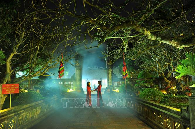 Trong ảnh: Vẻ đẹp đền thờ Vua Đinh Tiên Hoàng (Đinh Bộ Lĩnh) mang nét cổ kính trầm mặc vào buổi đêm. Ảnh: Minh Đức - TTXVN