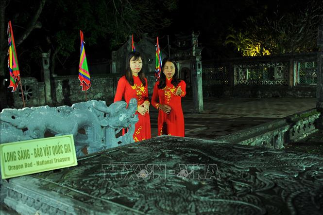 Trong ảnh: Long sàng bằng đá chung quanh chạm nổi, hai bên sập có hai con rồng chầu, được tạc trên hai tảng đá xanh nguyên khối. Ảnh: Minh Đức - TTXVN