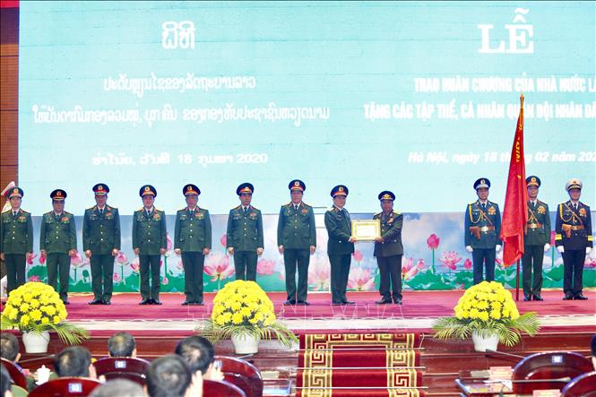 Trong ảnh: Đại tướng Chansamone Chanyalath, Bộ trưởng Bộ Quốc phòng CHDCND Lào trao Huân chương Tự do hạng Nhất cho Quân đội nhân dân Việt Nam. Ảnh: Dương Giang - TTXVN