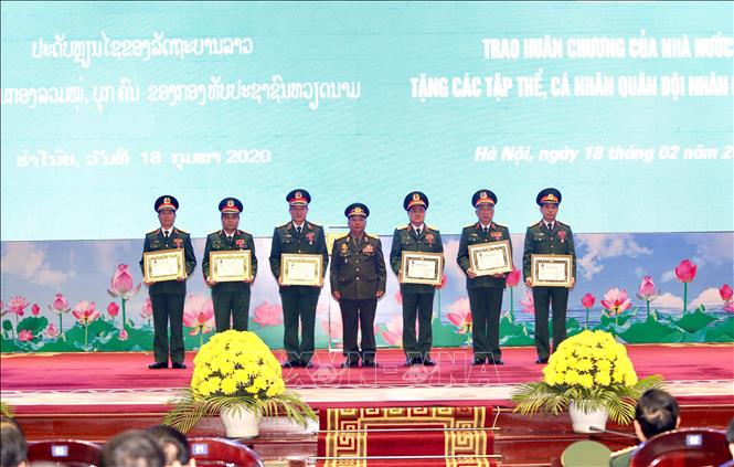 Trong ảnh: Đại tướng Chansamone Chanyalath, Bộ trưởng Bộ Quốc phòng CHDCND Lào trao Huân chương Tự do hạng Nhì cho các cá nhân của Quân đội nhân dân Việt Nam. Ảnh: Dương Giang - TTXVN
