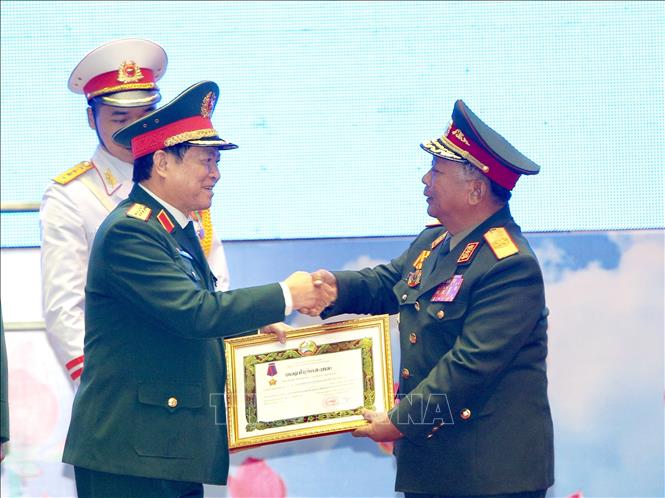 Trong ảnh: Đại tướng Chansamone Chanyalath, Bộ trưởng Bộ Quốc phòng CHDCND Lào trao Huân chương Tự do hạng Nhất cho Quân đội nhân dân Việt Nam. Ảnh: Dương Giang - TTXVN