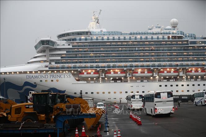 Trong ảnh: Du thuyền Diamond Princess neo tại cảng ở Yokohama, Nhật Bản, ngày 16/2/2020. Ảnh: AFP/ TTXVN