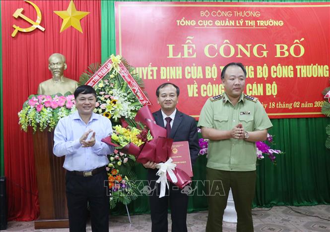 Trong ảnh: Tổng Cục trưởng Tổng Cục Quản lý thị trường Trần Hữu Linh (ngoài cùng, bên phải) trao Quyết định tiếp nhận, bổ nhiệm ông Mai Mạnh Toàn giữ chức Cục trưởng Cục Quản lý thị trường tỉnh Đắk Lắk. Ảnh: Tuấn Anh – TTXVN