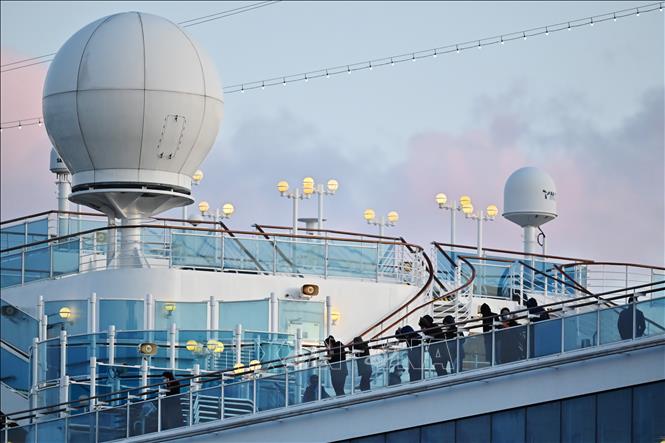 Trong ảnh: Hành khách trên du thuyền Diamond Princess tại cảng ở Yokohama, Nhật Bản, ngày 18/2/2020. Ảnh: AFP/ TTXVN