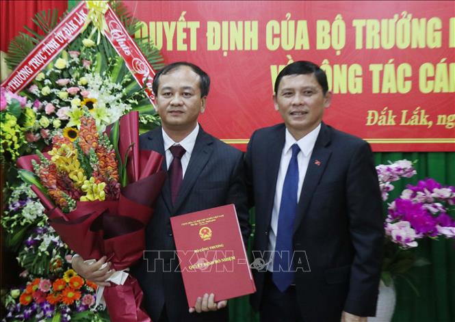 Trong ảnh: Lãnh đạo UBND tỉnh Đắk Lắk tặng hoa chúc mừng ông Mai Mạnh Toàn. Ảnh: Tuấn Anh – TTXVN