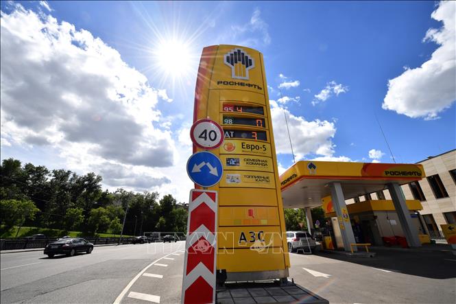 Trong ảnh (tư liệu): Biểu tượng tập đoàn dầu mỏ Rosneft tại trạm xăng ở Moskva, Nga. Ảnh: AFP/ TTXVN