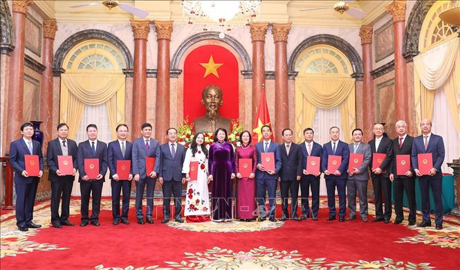 Phó Chủ tịch nước Đặng Thị Ngọc Thịnh trao Quyết định ...