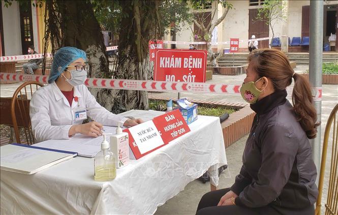 Trong ảnh: Người dân tới khám bệnh tại Trạm y tế xã Sơn Lôi. Ảnh: Hoàng Hùng – TTXVN