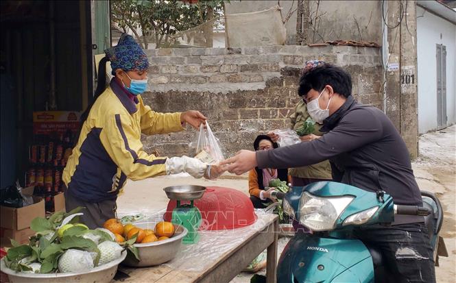 Trong ảnh: Người dân mua hàng tại một cửa hàng tại xã Sơn Lôi. Ảnh: Hoàng Hùng - TTXVN 